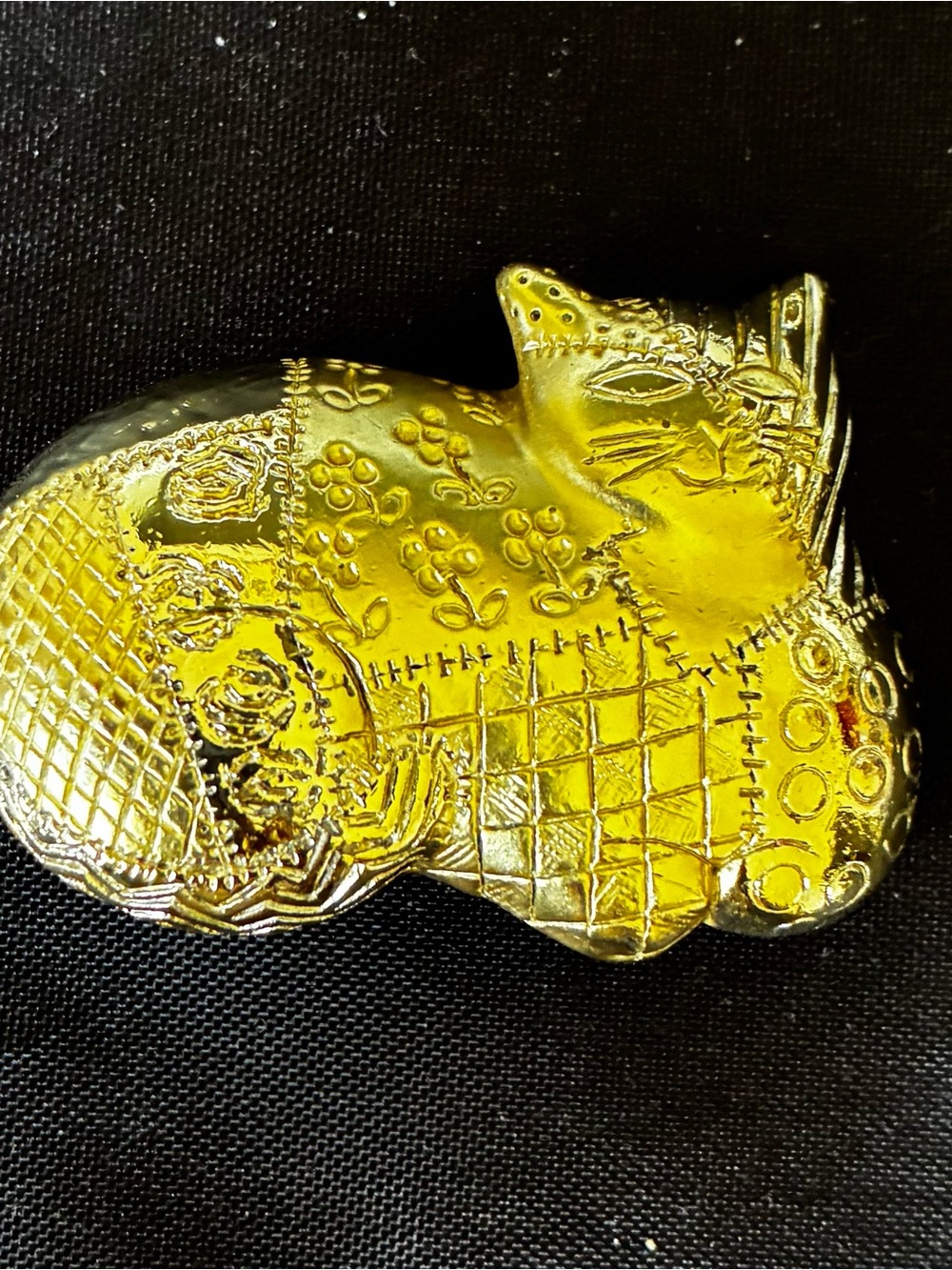 Quilted calico design cat pin